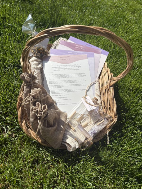 vrouwencirkel, kristallen, mand, meditatie, mantra, wens, manifesteren, spiritualiteit