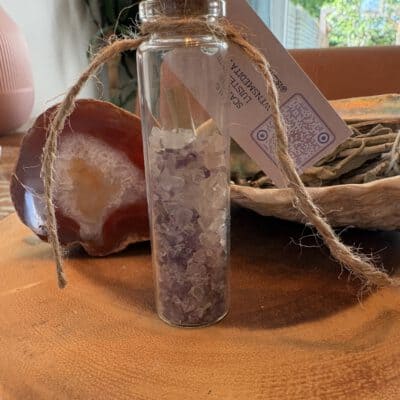 Kristallen in glazen pot voor wens en spirituele verbinding.