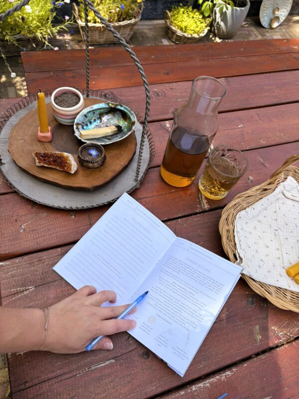 zelfliefde ritueel, Eer jezelf pakket, journal, thee, bijenwaskaars, spiritueel, edelstenen, reflectie
